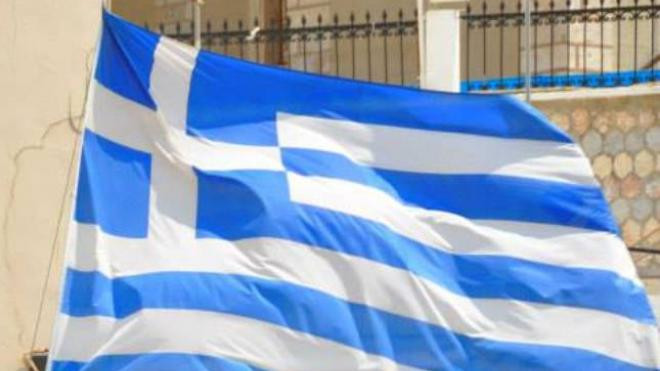 Πάτρα: Πάρε… πάρε! Πωλούν Ελληνικές Σημαίες στα … πεζοδρόμια για την παρέλαση της 28ης Οκτωβρίου!